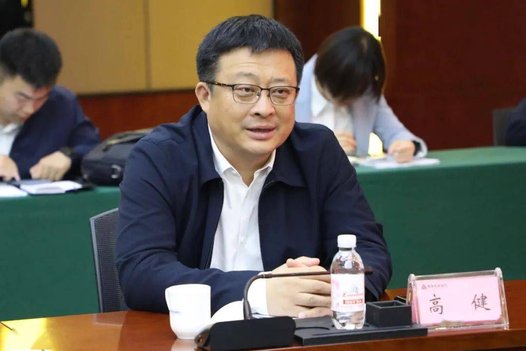 拜访青岛农商银行,与青岛农商银行党委书记,董事长王锡峰进行座谈交流