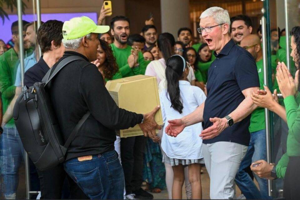 让库克感到惊讶的一幕！资深用户抱着老式Macintosh参加印度首家苹果零售店开幕