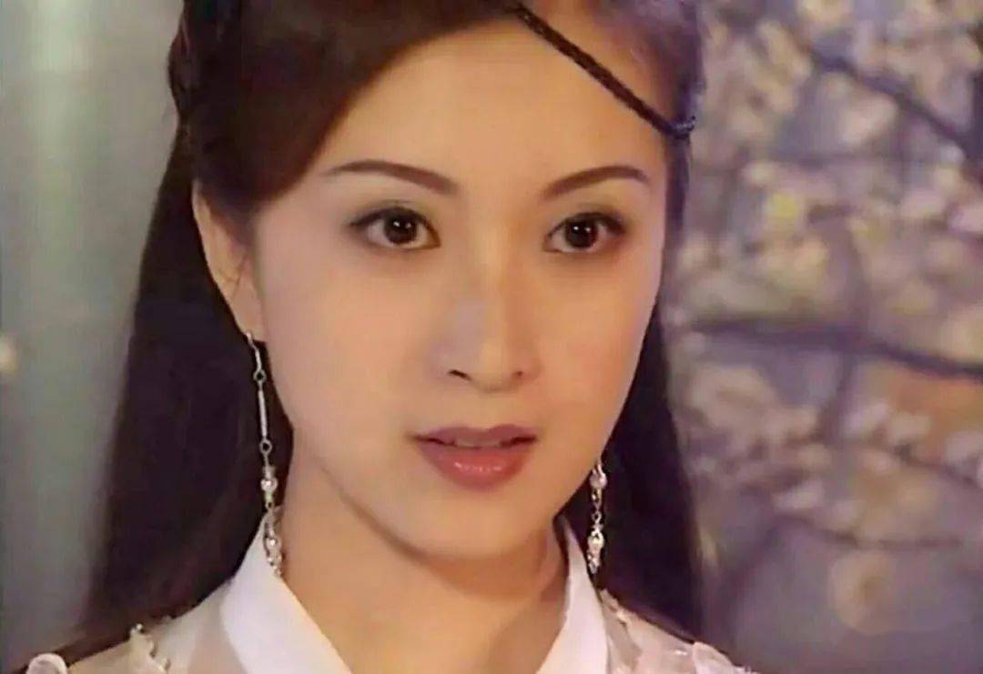 金巧巧不满被嘲土!戴墨镜拍照秀身材,网友却重提歧视农村人言论