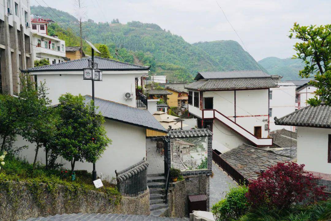 紫阳县焕古硒茶小镇,位于紫阳县西北部,依江而建,是有名的"茶乡""歌乡