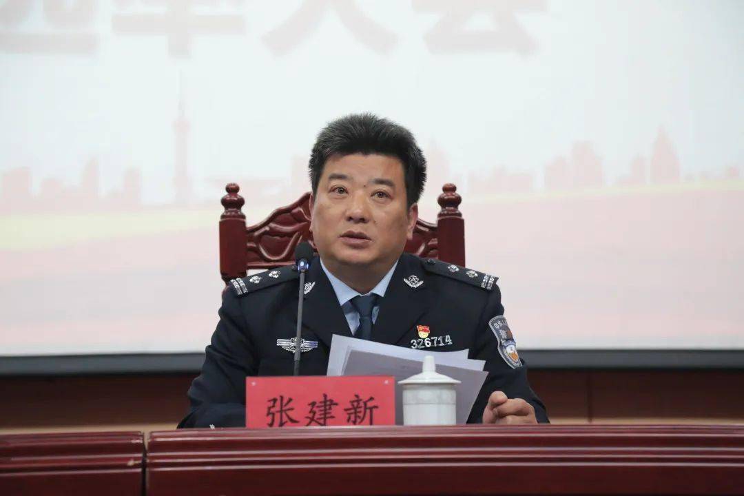 严格选举会上,上届青工委主任,团支部书记王端炜作工作报告,向大会