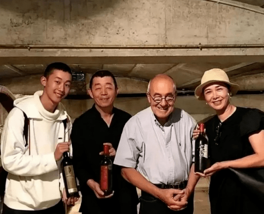 蒋雯丽家庭合照罕曝光,儿子又高又帅心情好,不受妈妈非议影响_顾长卫