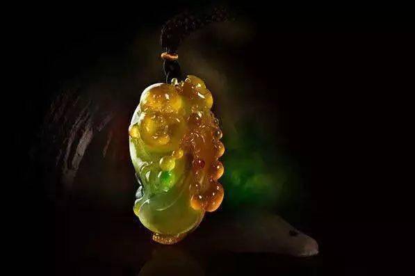 同时出现黄色和绿色的翡翠,黄加绿翡翠算是翡翠中一个十分珍贵的种类