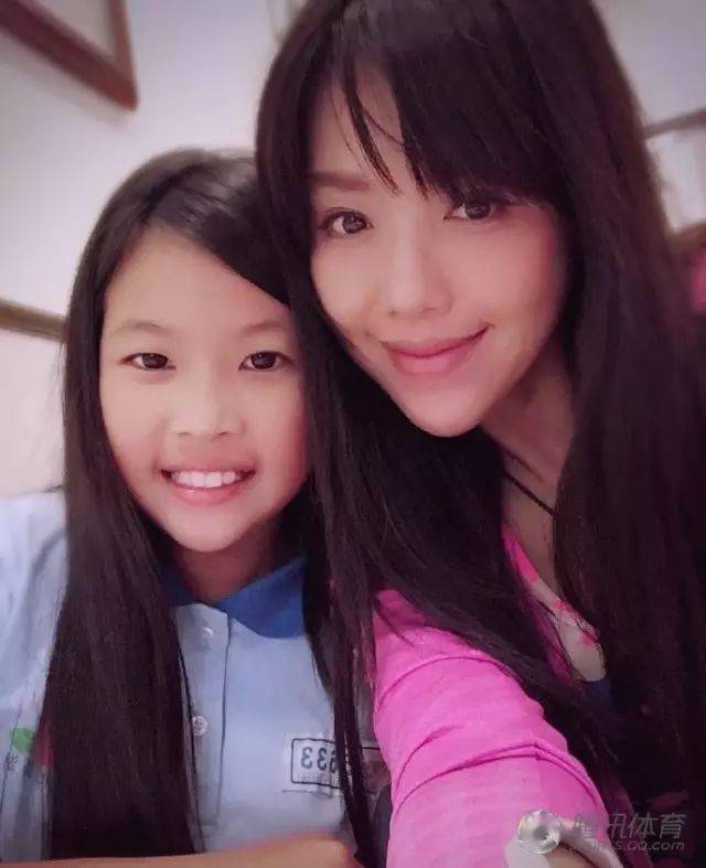 46岁健身辣妈似少女 惊人腹肌被誉"台湾郑多燕"