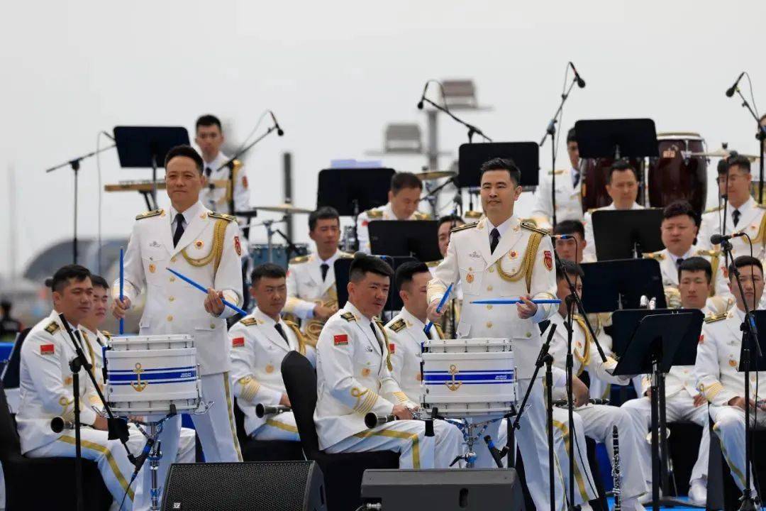 全环境立德树人 | 青岛艺术学校师生参加海军节_演出_军乐团_观众
