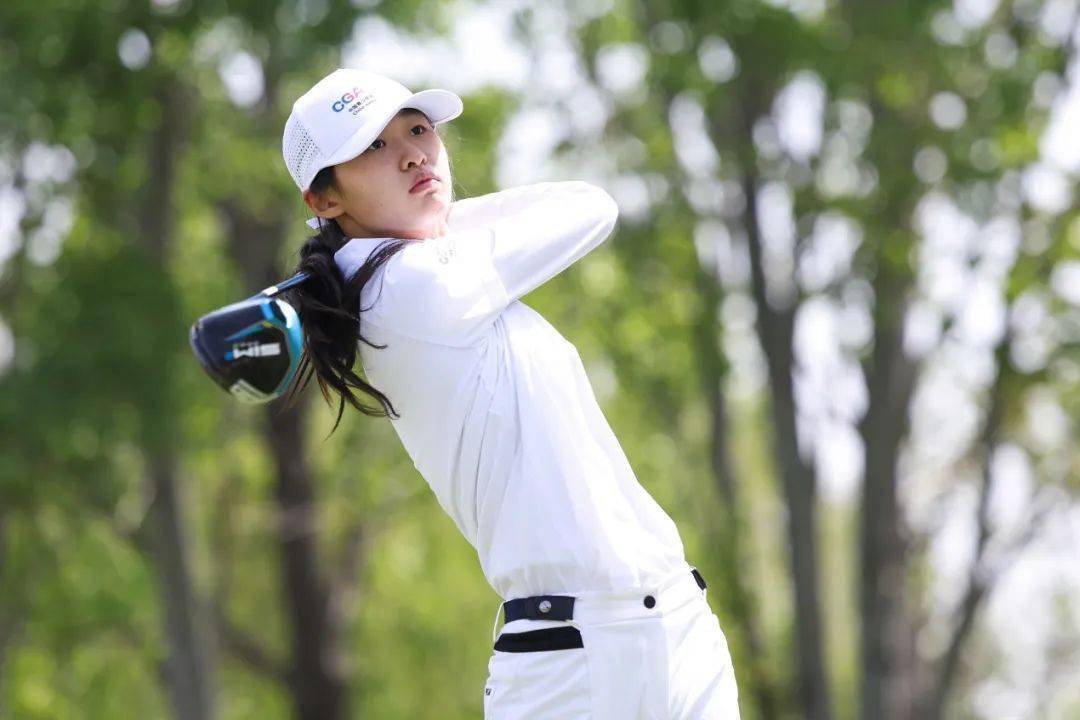 闫诗然青岛本地球员刘一依在大风中继续保持平稳,她从10号洞出发,先后