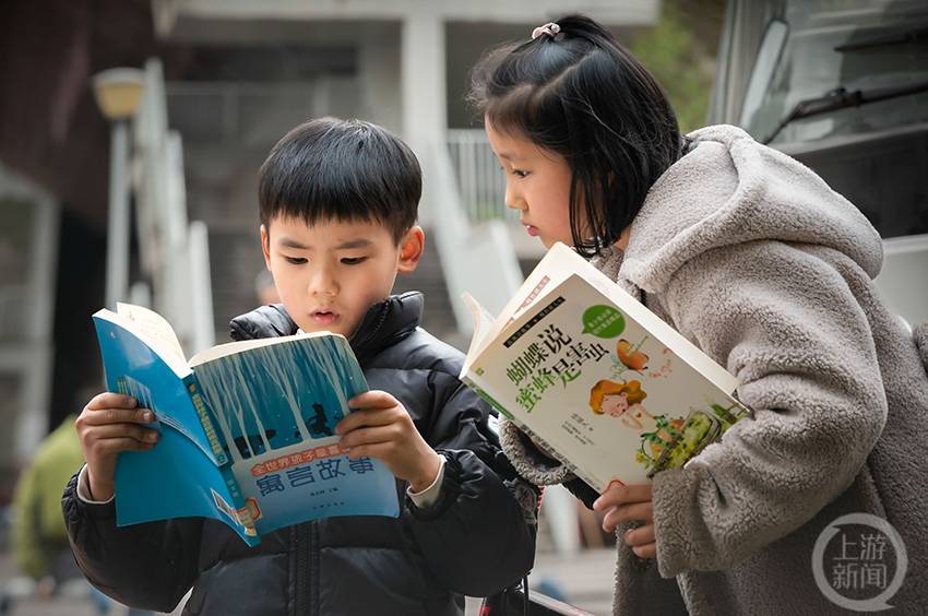 《精彩的地方》朱智深 摄《静心读绘本》 袁青山 摄《九十奶奶的阅读