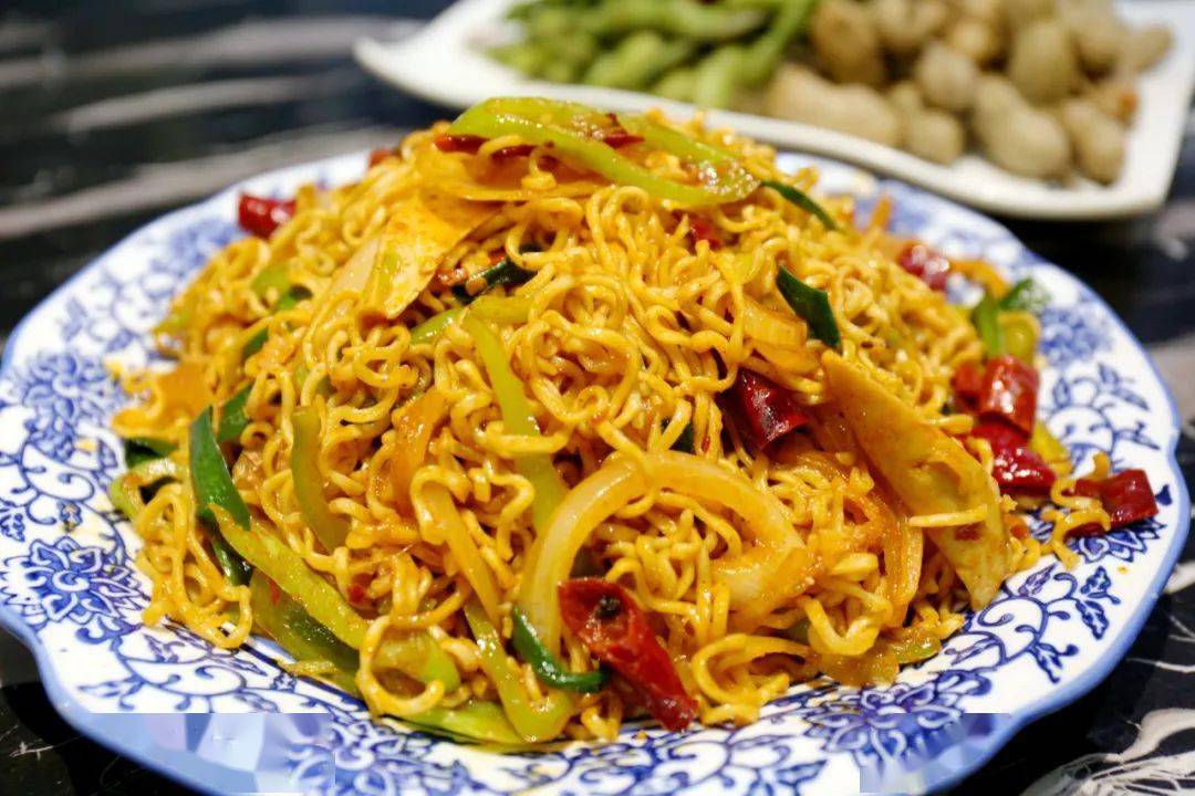 辣爆方便面鱿鱼经过大厨的精心烹制就可以上桌啦,经验丰富的大厨火候