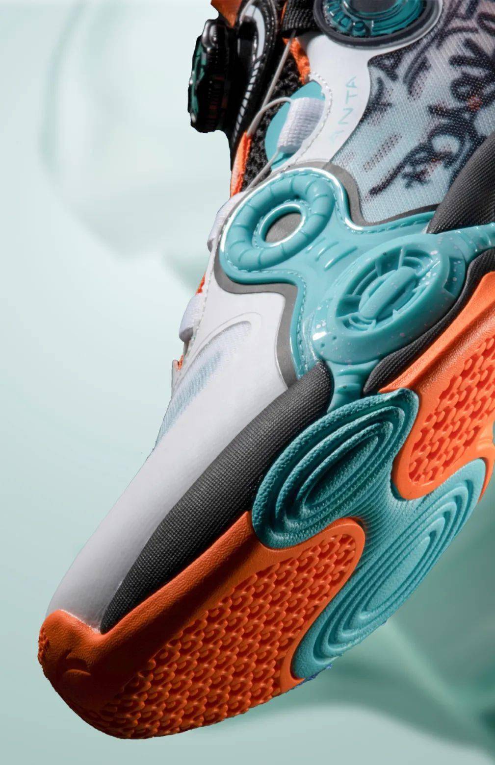 中底科技方面搭载a-flashfoam中底科技,这是安踏儿童现阶段最为成熟的