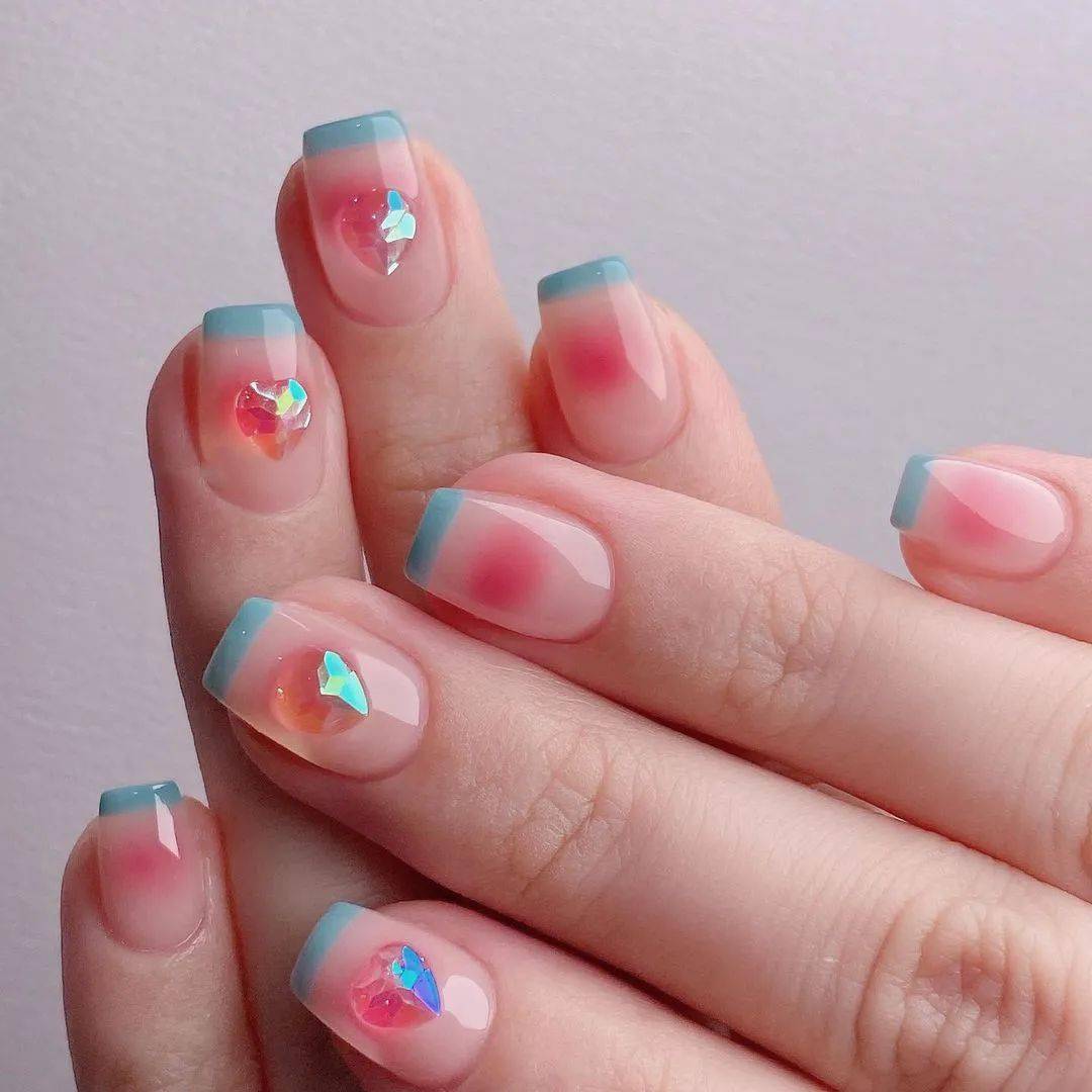 天气逐渐炎热起来,很多姐妹说想要一期看起来清凉的很适合夏天的美甲