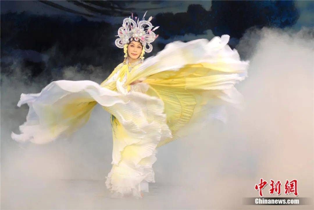 吴汝俊表演《七夕情缘》.