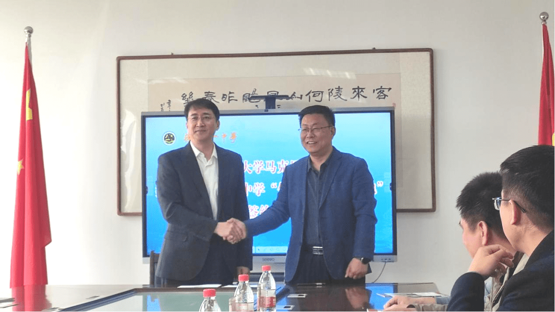 副校长康荣光首先对吕书记一行表示欢迎,并向他们介绍了德州一中的办