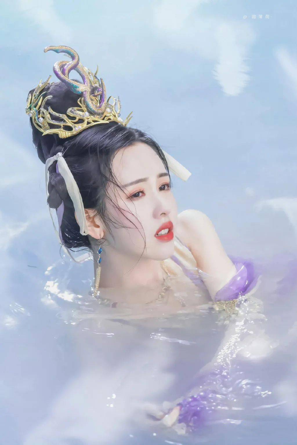 nonono,美是一方面,更迷人的其实是她的"疯".