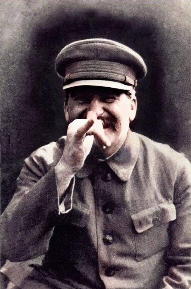 1940年,斯大林罕见做鬼脸的照片,镜头里他的笑容非常灿烂_裤子_帽子