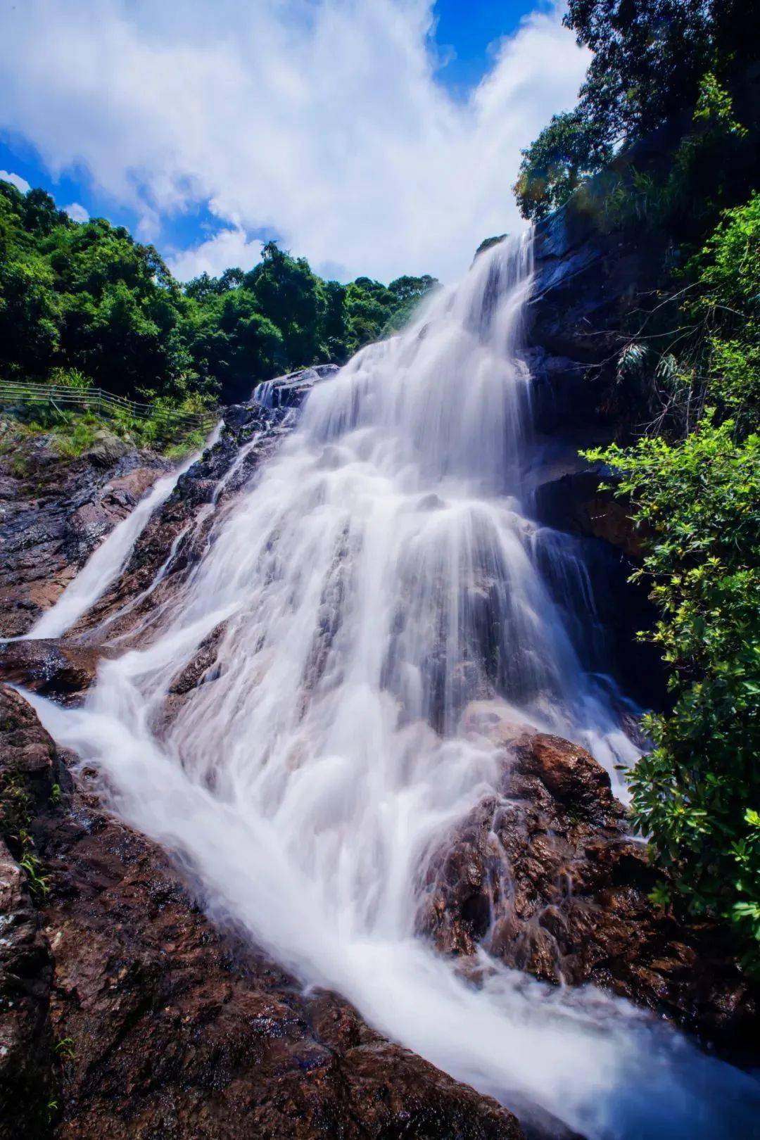 每一个景色都在治愈着我们的心灵云中村寨,云寨仙湖,通天飞瀑玉龙出山