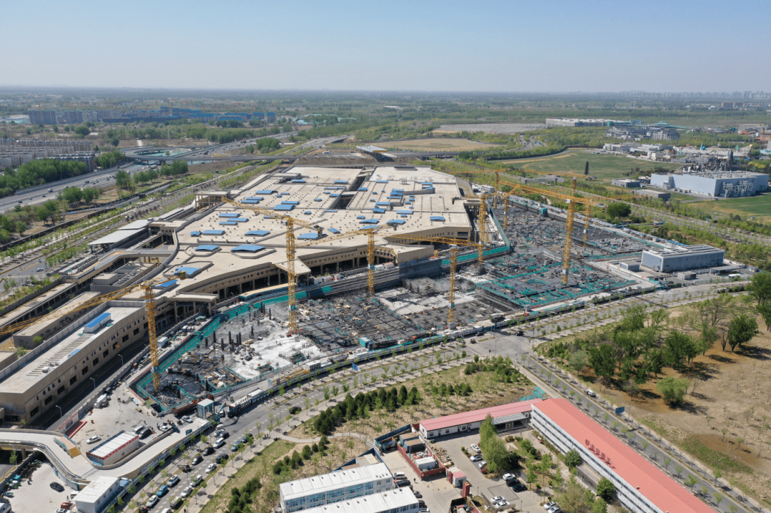 4月19日,经过近10个小时的连夜奋战,由建筑部承建的张家湾车辆段综合