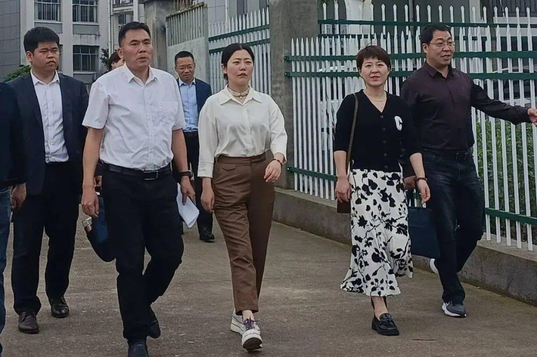 4月18日,副县长雷珍到池淮中心幼儿园调研指导工作,池淮镇党委副书记