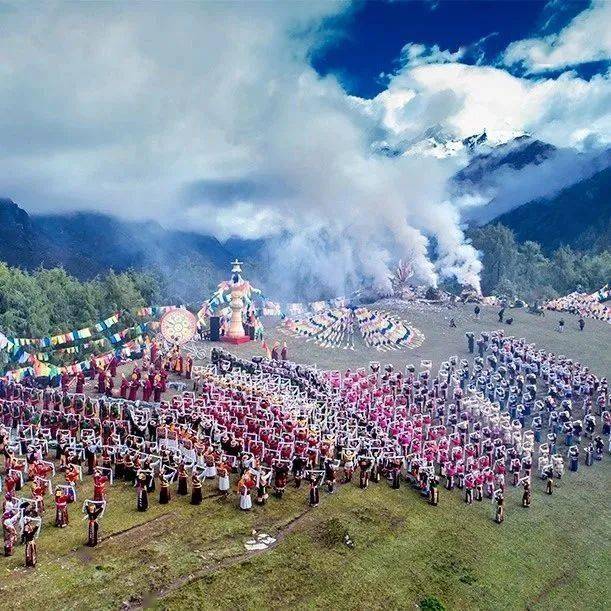 是嘉绒藏族心目中的神山意为保驾山神是藏语"斯古拉"的汉语谐音被誉为