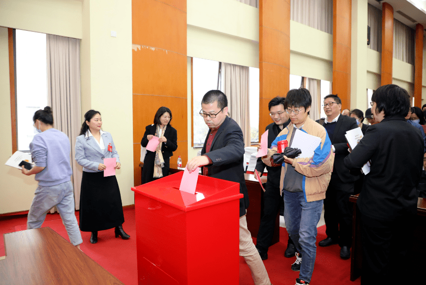 凝心聚力謀發展 團結奮鬥建新功 ——學校六屆五次