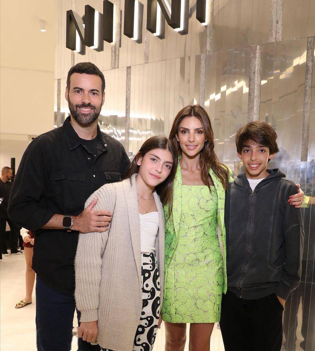 了15卡卡晒照祝贺女儿12岁生日:爸爸好爱你_伊莎贝拉_卡洛琳_关系