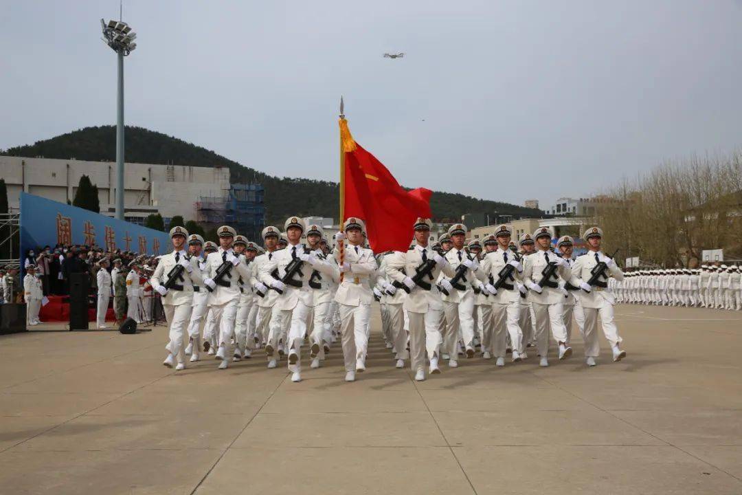 海军大连舰艇学院举行隆重仪式,喜迎人民海军成立74周年!