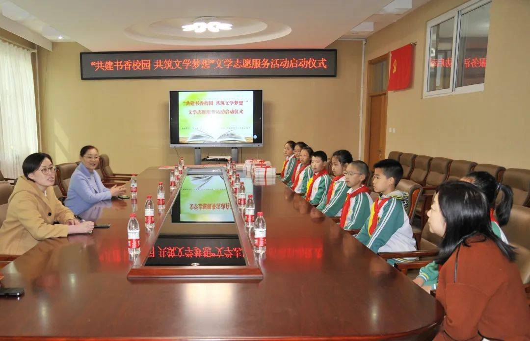 作家芦淼在"送写作知识进课堂"暨"说文解艺"