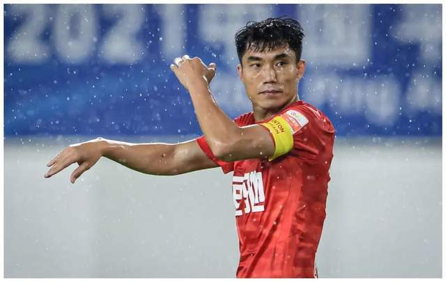 广州恒大教练组正在热身 蒿俊闵加入身披46号_郑智_球员_中场