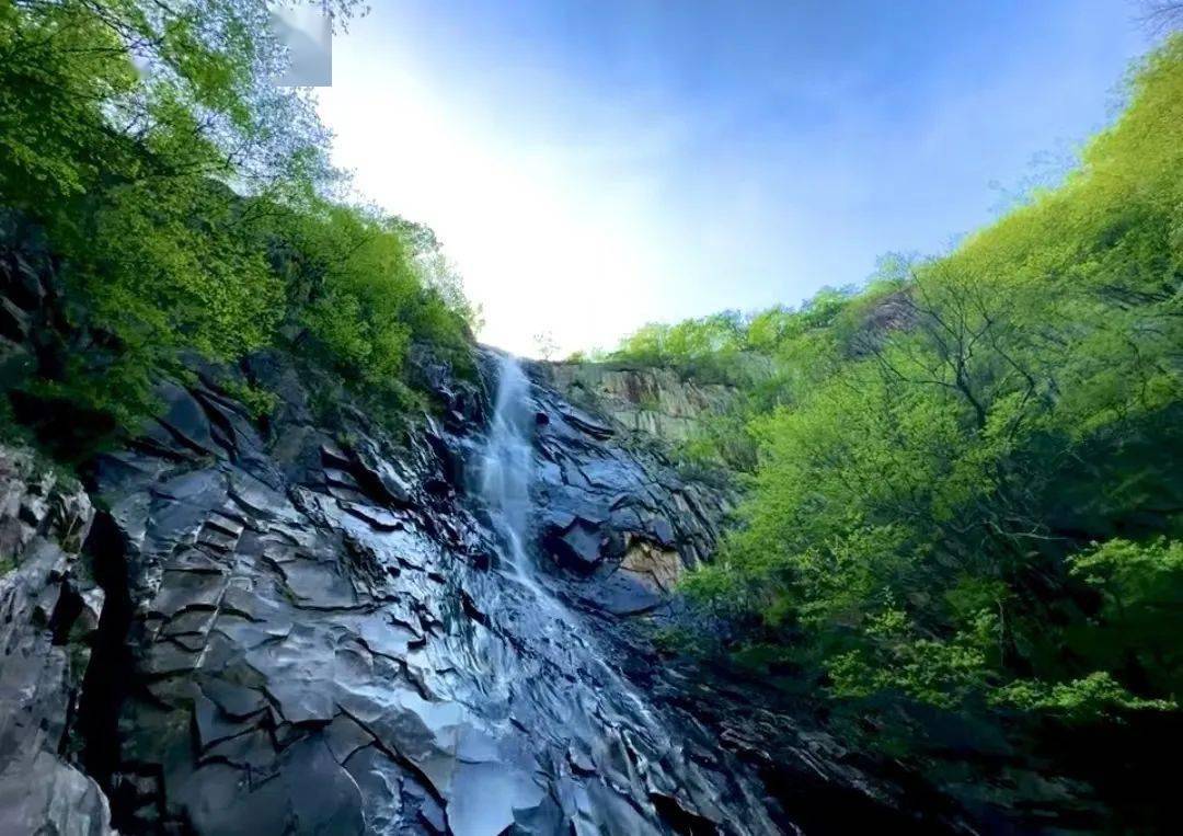位置 | 浉河区浉河港夏家冲滴水岩青山,飞瀑,滴水岩的瀑布就像一块