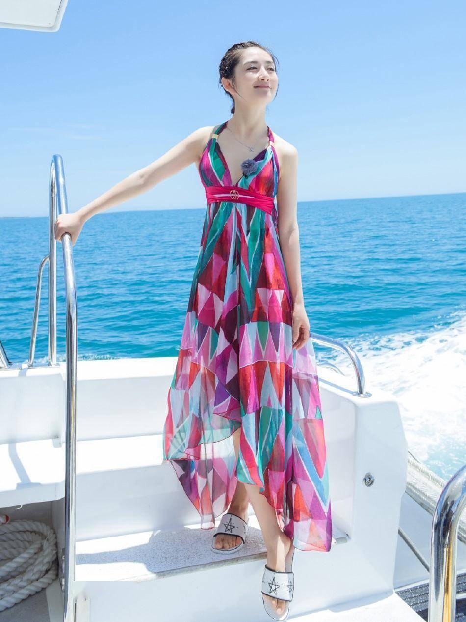 42岁谢娜晒海边秀身材,穿蕾丝泳衣吸睛,一双大长腿不像三娃妈_风格