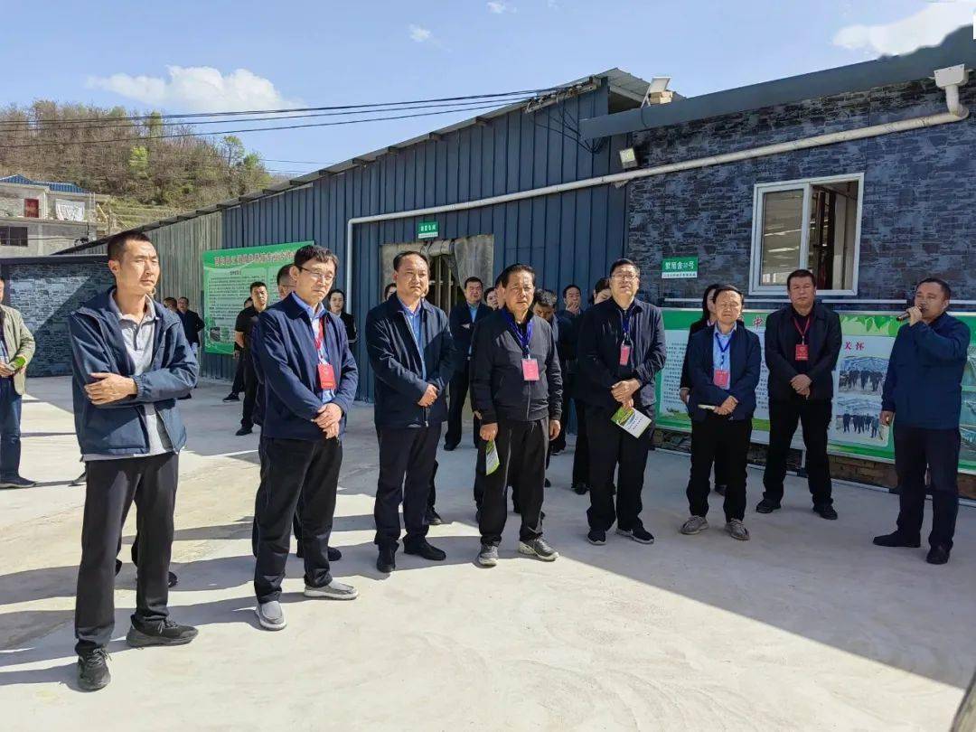 4月25日,市人大常委会副主任冯醒民带领第二视察组