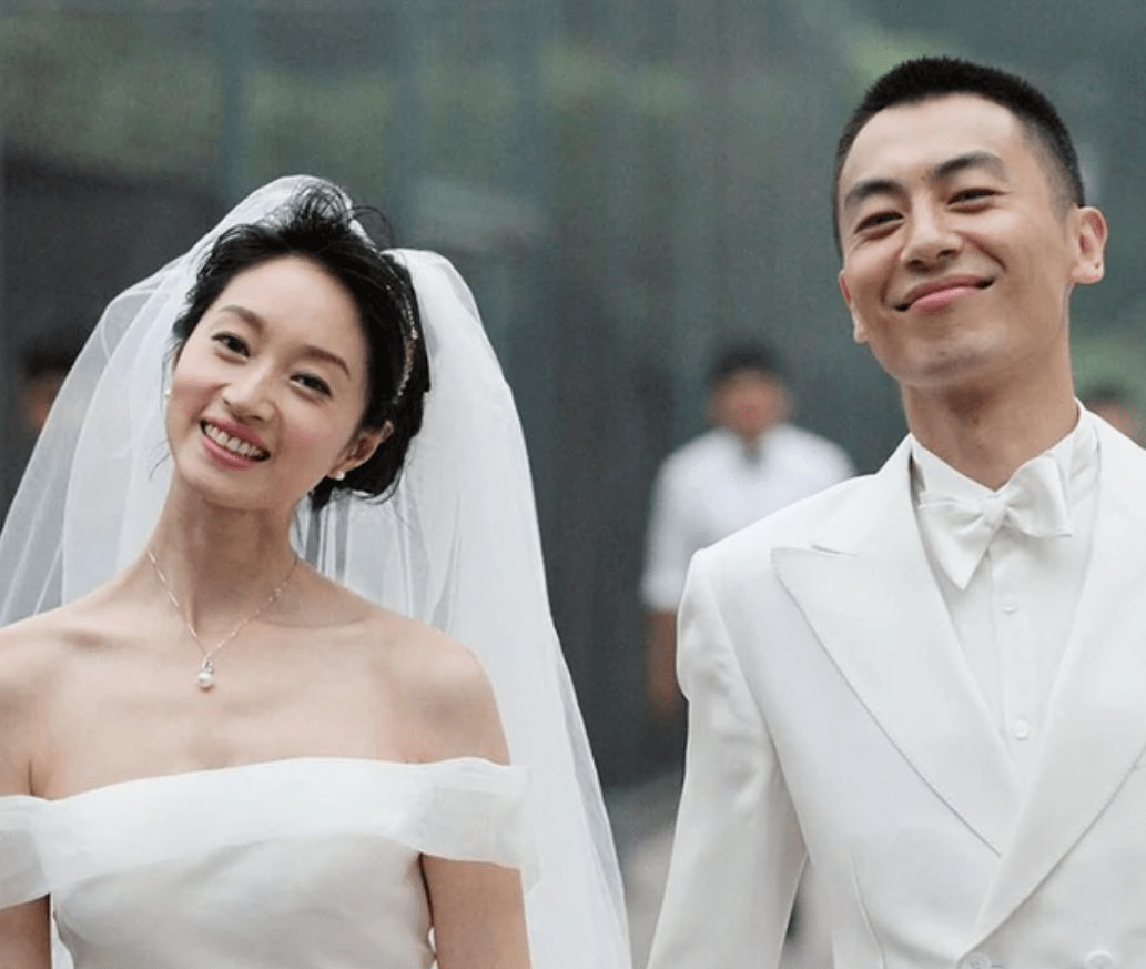 老婆与39岁男星逛街,素颜生图白到发光,上海挤地铁无人识_沈佳妮_孙坚