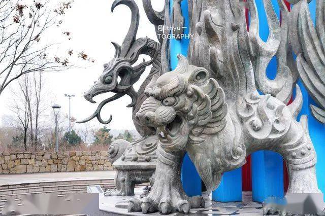 龙子湖景区大体呈"三山夹一湖"的独特地貌.