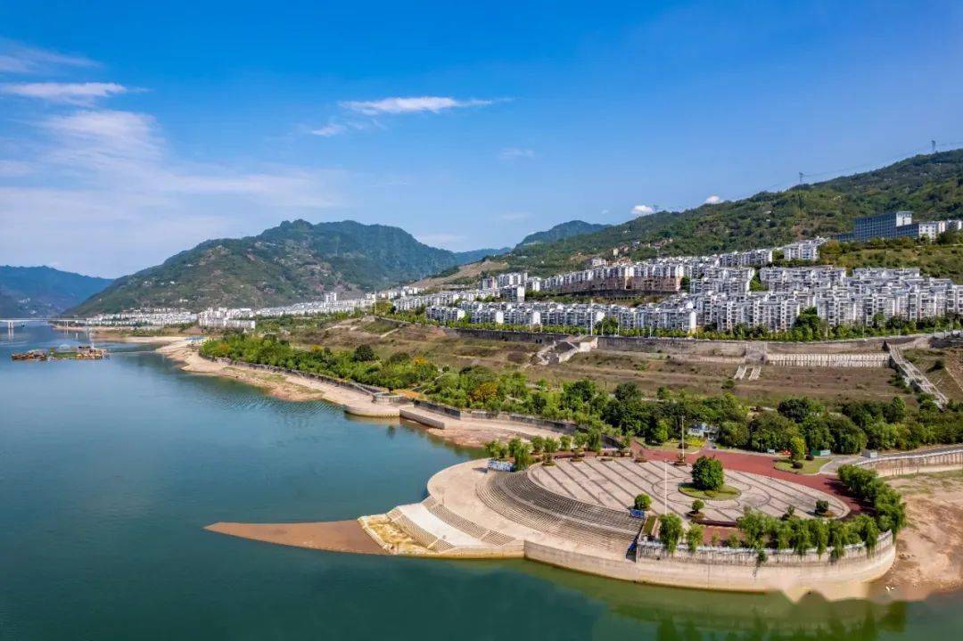 4月,昭通市绥江县金沙江沿岸一带,景色宜人,风光正好.