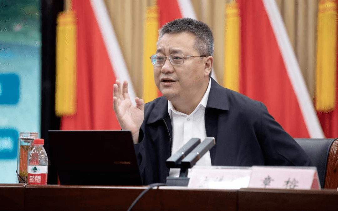 章榕从"科学辩证看待当前我区经济发展形势及面临问题,牢牢把握北碚高