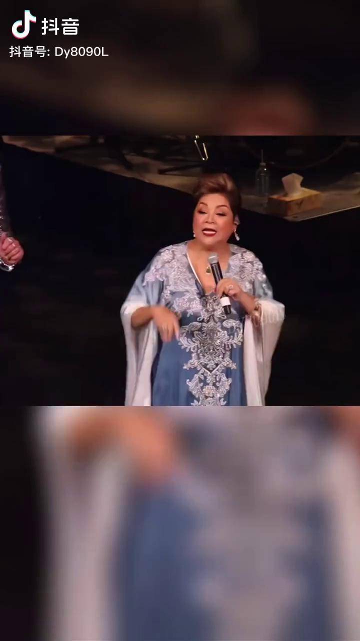 平易近人的肥妈玛利亚唱起歌来大气磅礴感情浓烈不愧是原唱友谊之光