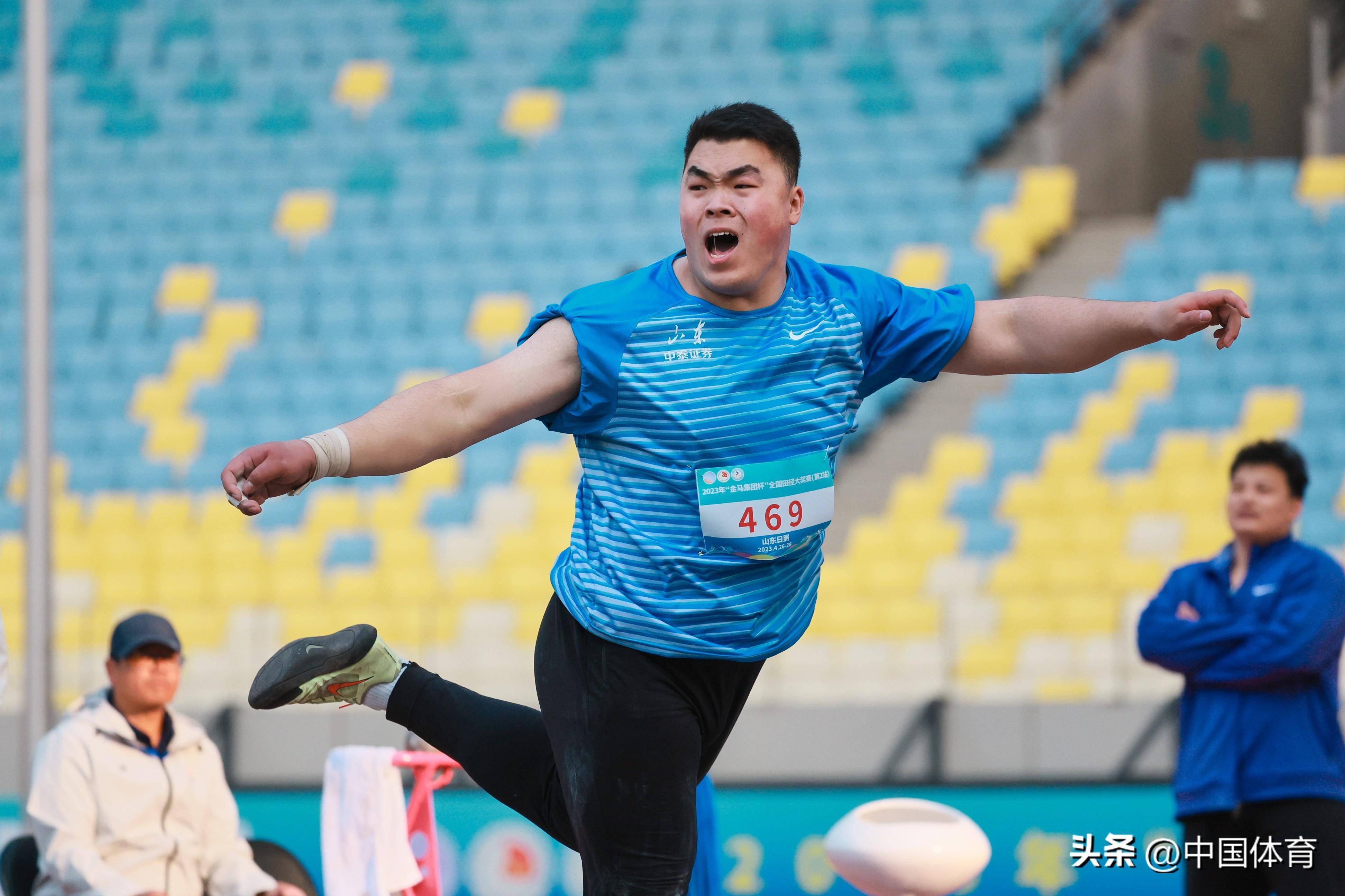 铅球决赛中男子三级跳远决赛中,辽宁名将,东京奥运会亚军朱亚明以16米