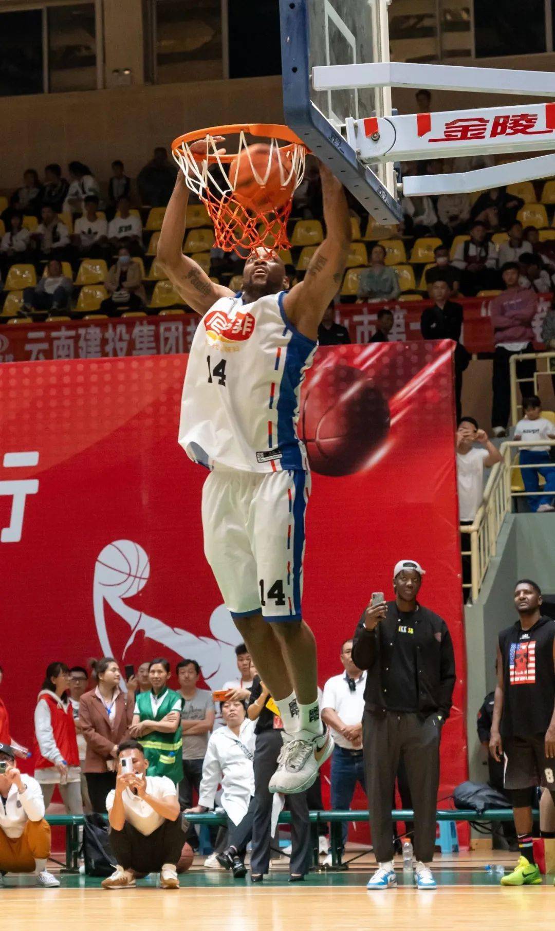 通过精彩对决,球员万磊,林景元,爱德华兹3名球员在扣篮大赛中脱颖而出