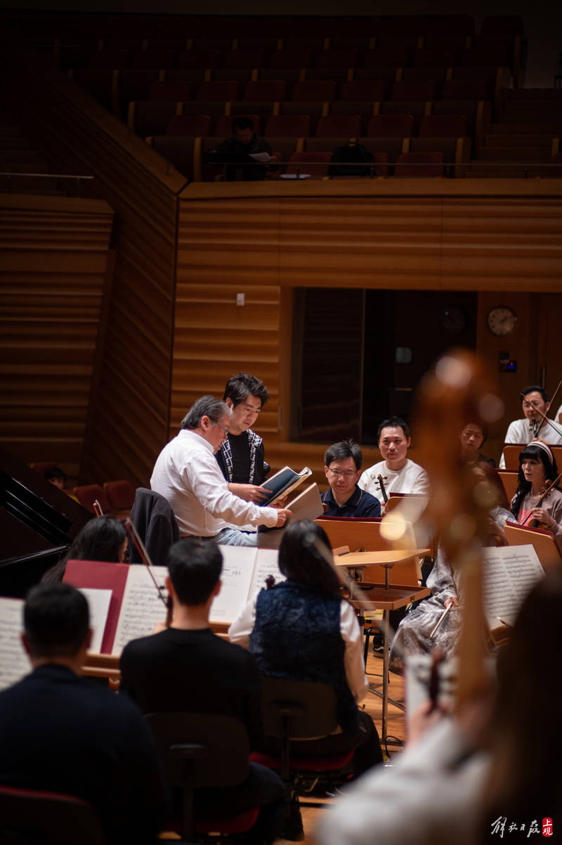 4月25日,《解放日报》61上观新闻记者走进上交音乐厅排练现场,记录