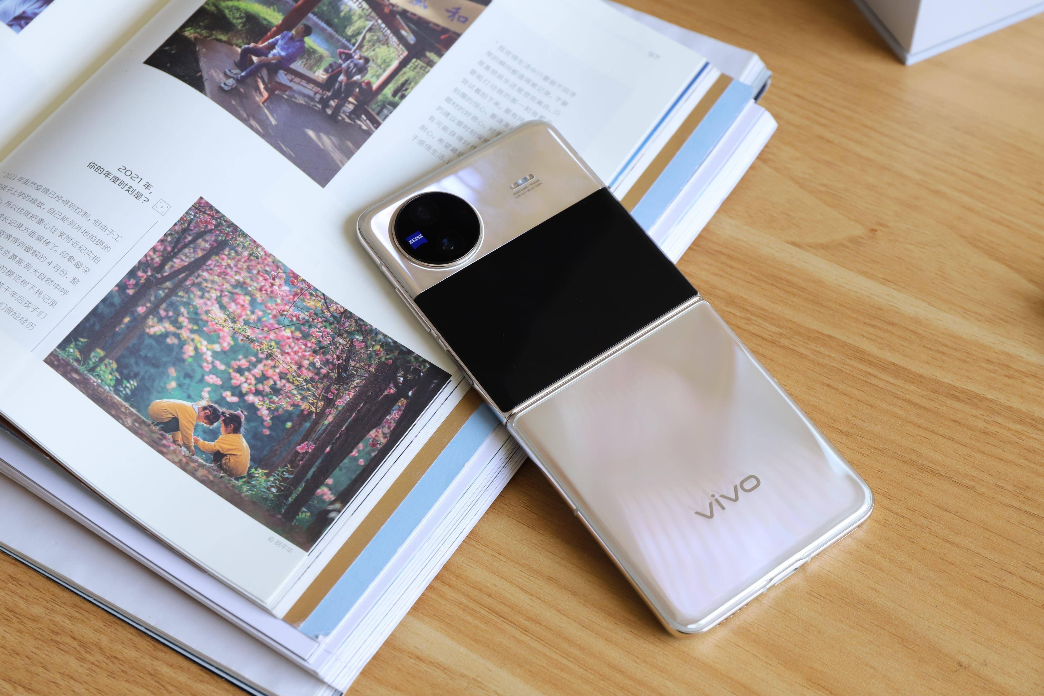 vivo x flip开箱图赏:最晚的可能也是最好的,蓝厂太懂女生了!