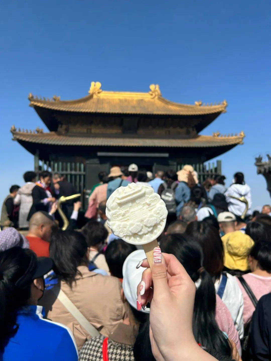 游客王女士告诉记者:"武当金殿雪糕造型精致,上面福寿康宁寓意好,味道