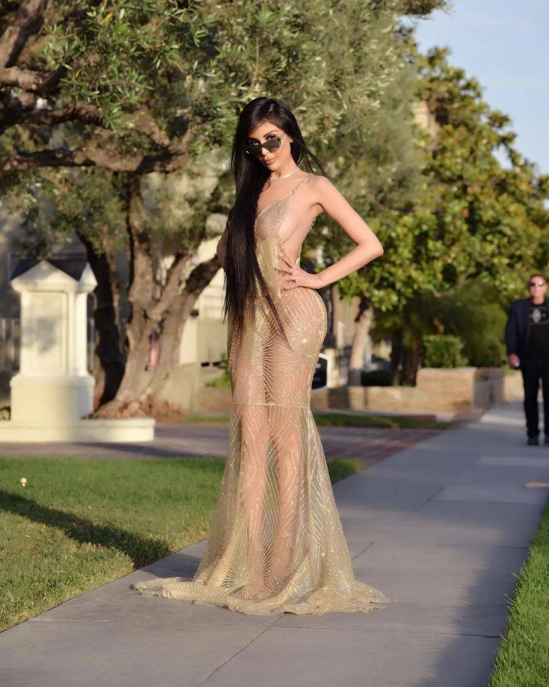 卡戴珊模仿者过度整形不幸离世……金·卡戴珊本人已经励志成为律师