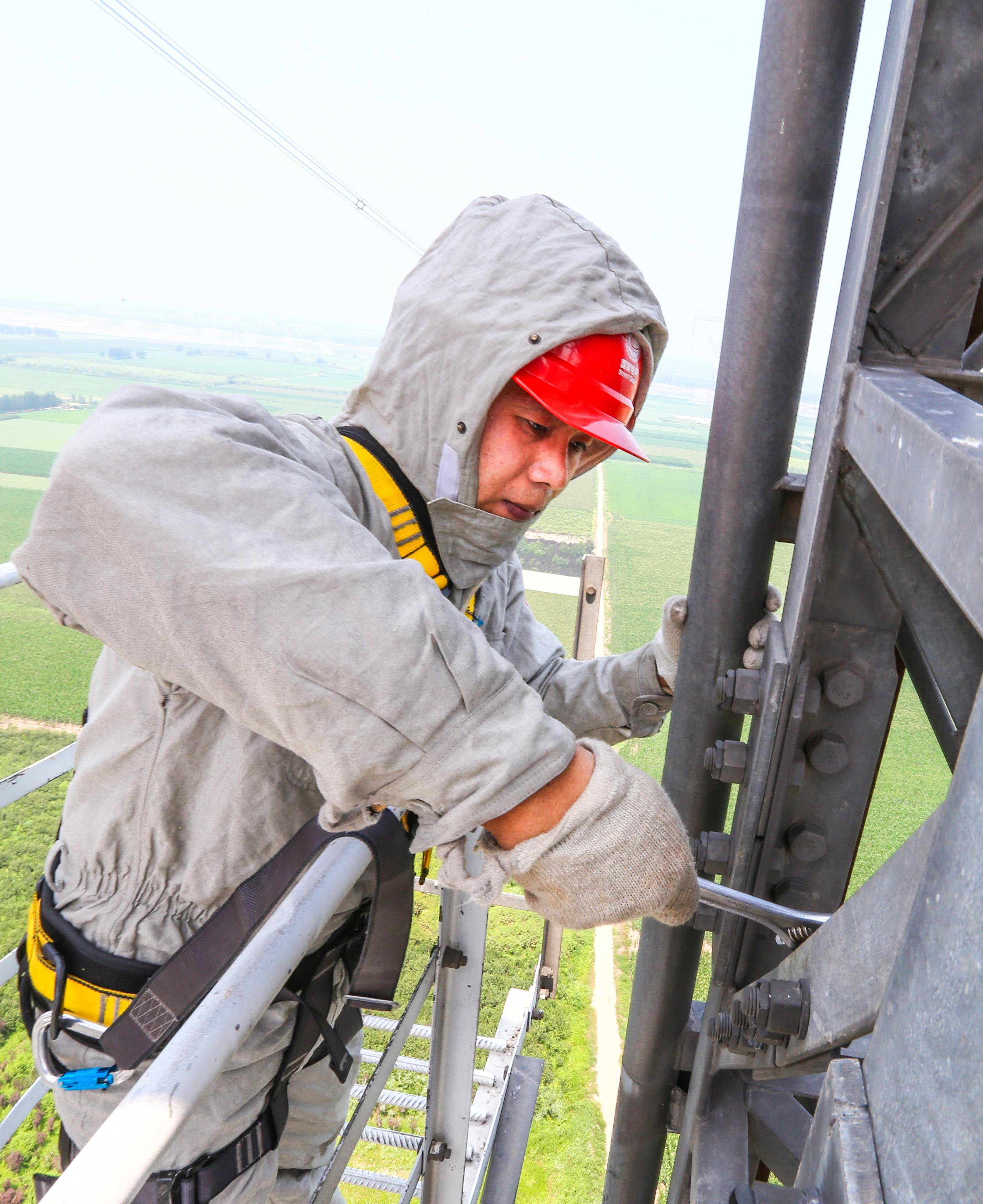 特高压线路上的"刀尖舞者"_输电_作业_带电