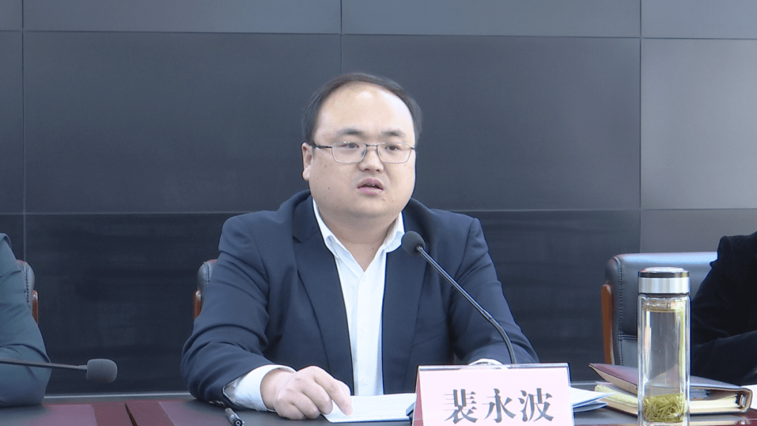 黄冈视频会议结束后,市委副书记,市长裴永波主持召开市政府党风廉政