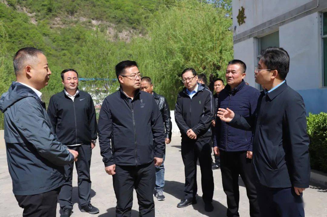 4月29日,县委副书记,县长张乔深入安子哇煤矿二号井检查指导安全生产