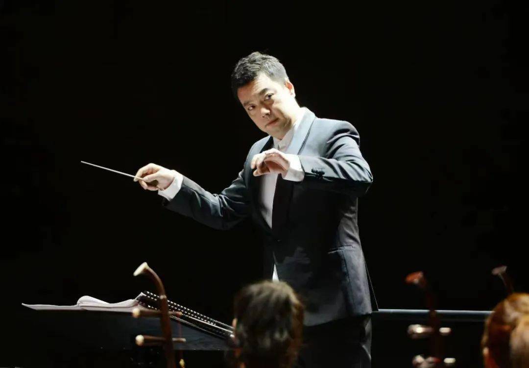 音乐家简介孙鹏,当代青年指挥家,曾任澳门中乐团首任常任指挥,山西省