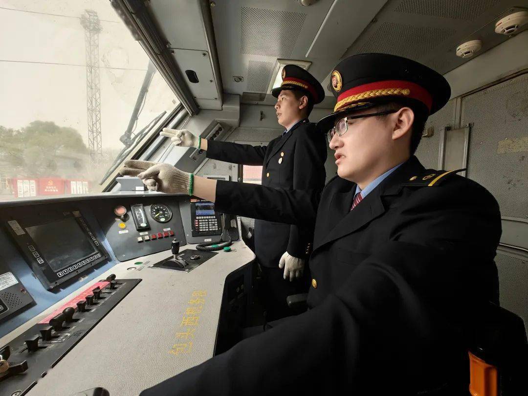 让习惯符合标准"要求,梳理从待乘到退勤每个环节,录制了乘务员一次