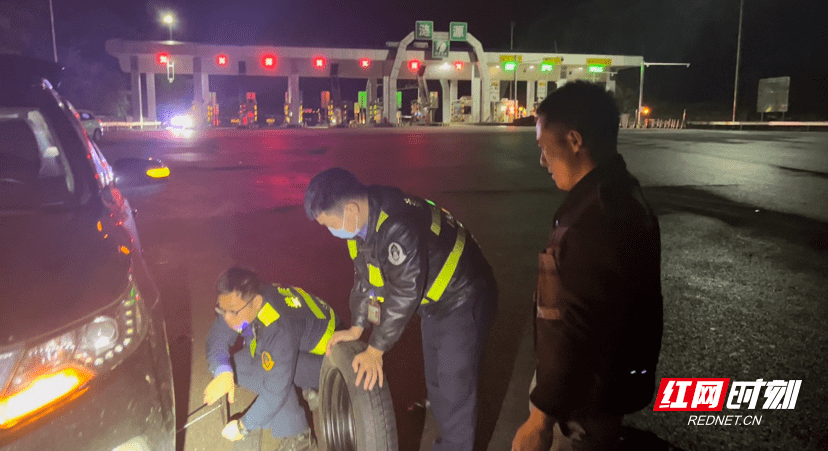 高速突然爆胎怎么办？收费班长秒变“修理员”