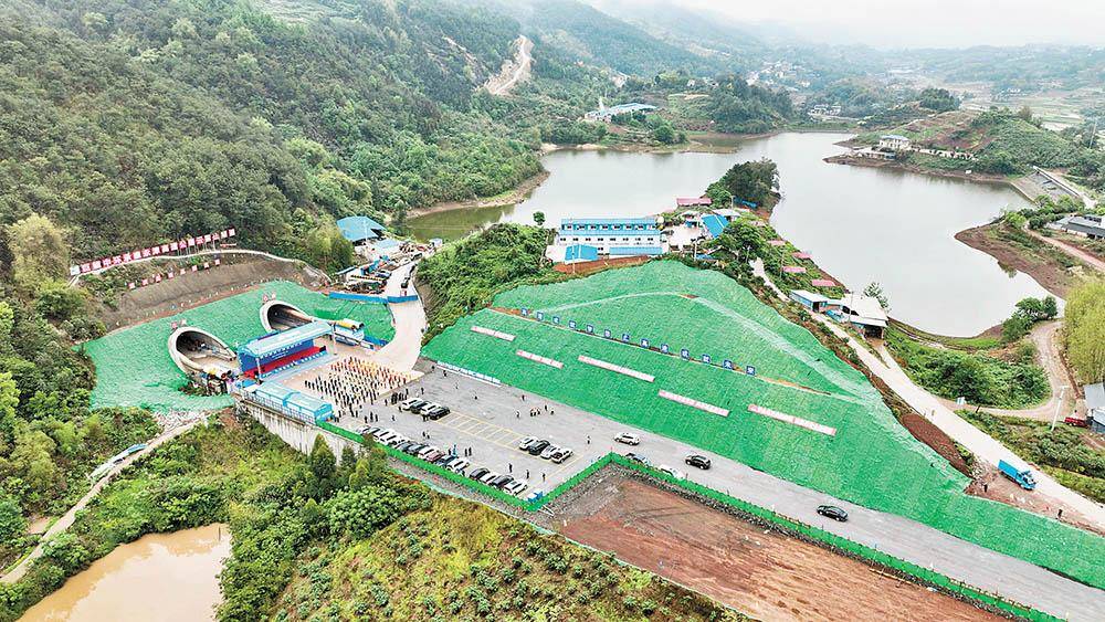 永川陈食至江津油溪的永津高速路正在紧张施工,云雾山隧道出口,瓦厂坝