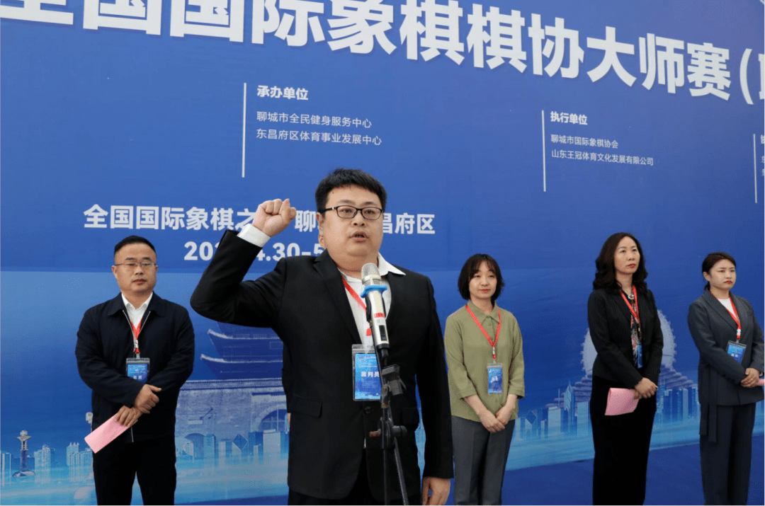 协会国际象棋部主任周敏和中国国际象棋协会项目主管杨寒雄为比赛开棋