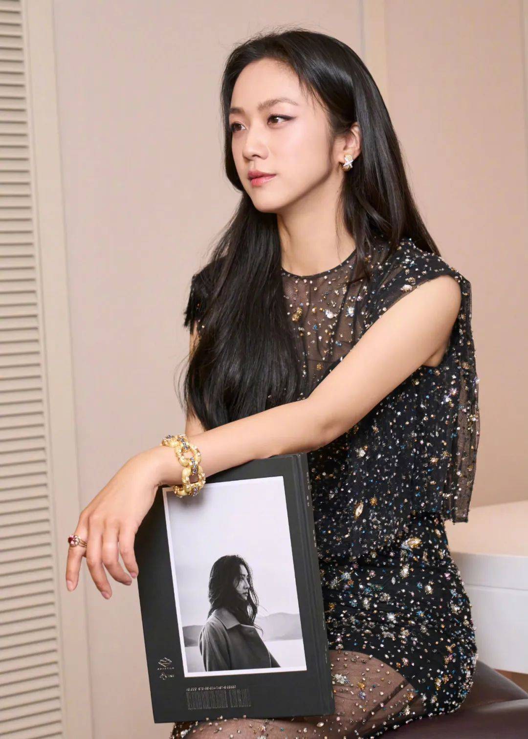 还是这套写真更好看点,来自alexander mcqueen 2023早春系列星空薄纱